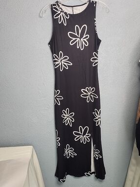 Sleeveless Black Floral Maxi Dress with White Daisy Print